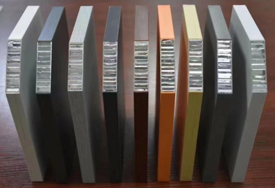 吊顶装饰铝蜂窝板天花 可定制，铝蜂窝板具有重量轻、强度高、平整度好等优点，在产品规格、装饰缝形成、材料和颜色方面有多种的选择，能够展示丰富的墙面表现效果，实现了建筑物的实用性和美观度。